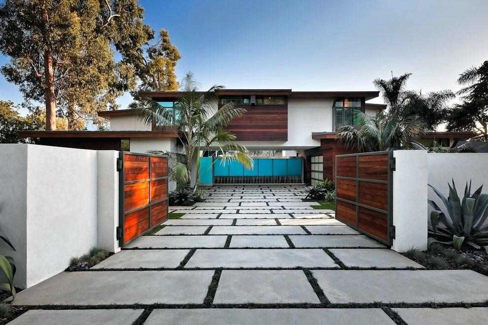 Moderné betónové dosky pre príjazdovú cestu s trávnikom pre spoje