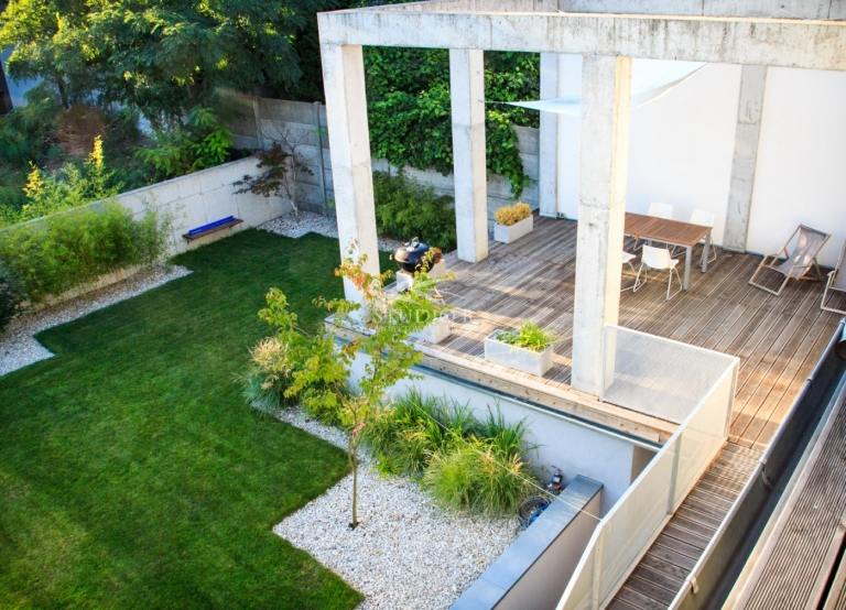 Betónová pergola na terase ako moderný akcent a kontrast k drevu