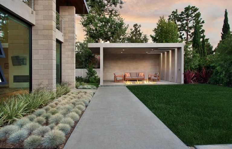 Záhradný dizajn s betónom na posedenie s pergolou