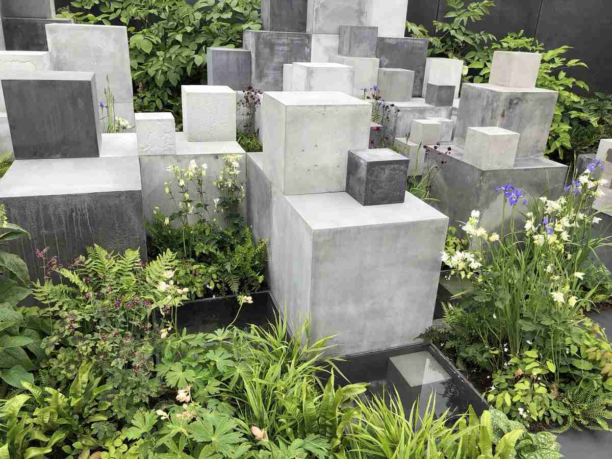 Nezvyčajná dekorácia do záhrady z betónových kociek a malých záhonov