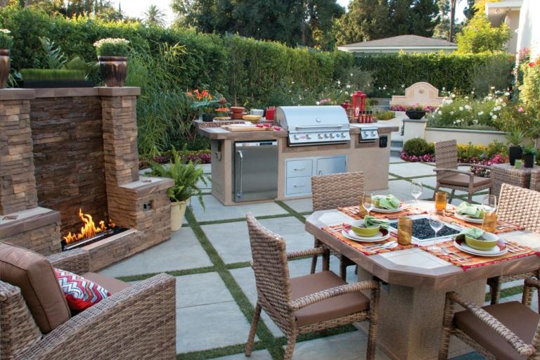 Tradičný záhradný dizajn a betón sa kombinujú s veľkými štvorcovými doskami