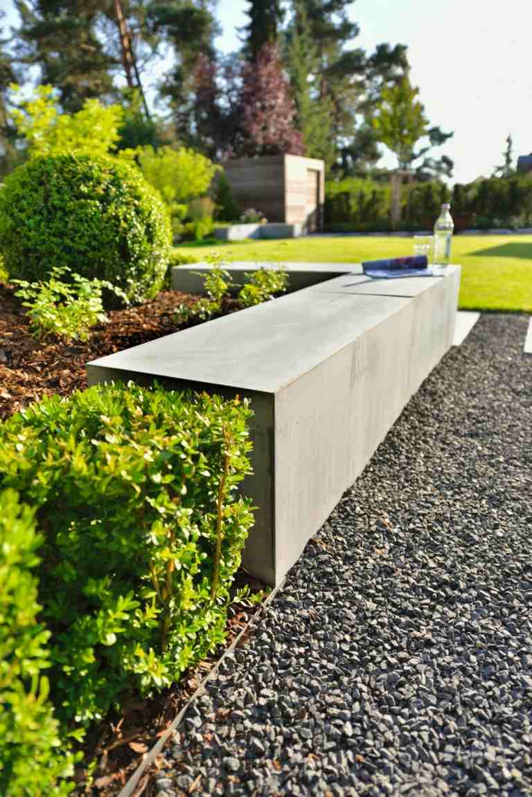 Tento záhradný prvok je opornou stenou, lavicou a ozdobou v jednom