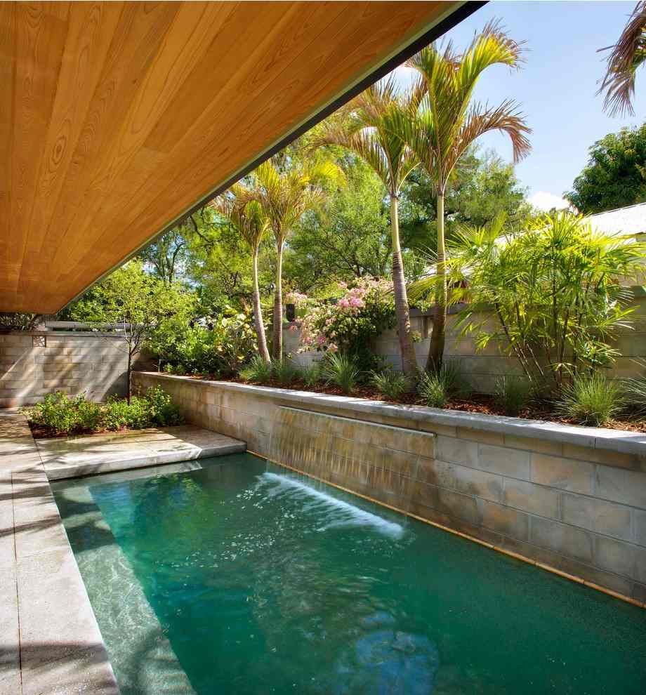 Betónové tvárnice na steny a ako oporná stena na vyvýšené záhony s integrovaným vodopádom