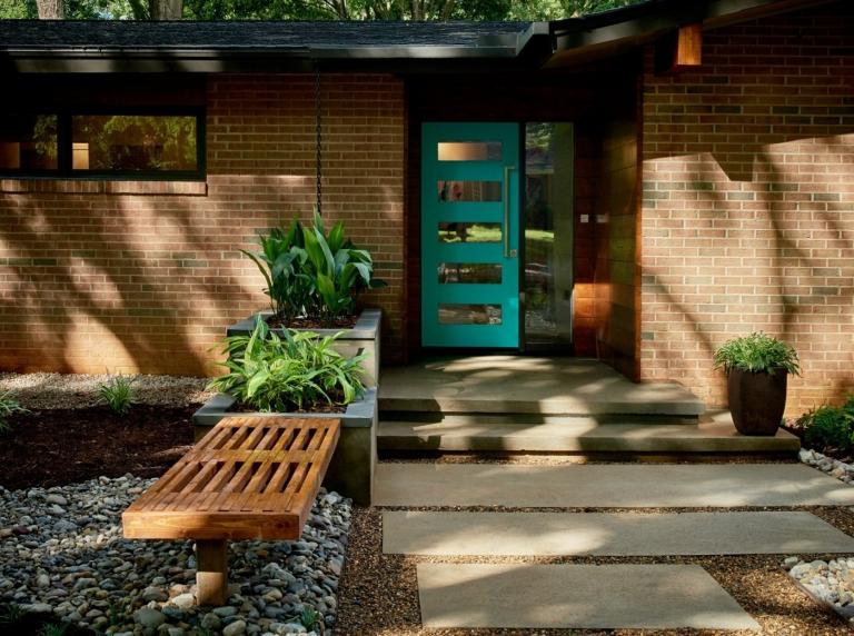 Veľké nášľapné kamene z betónu a sadbovače vo vstupnom priestore v predzáhradke