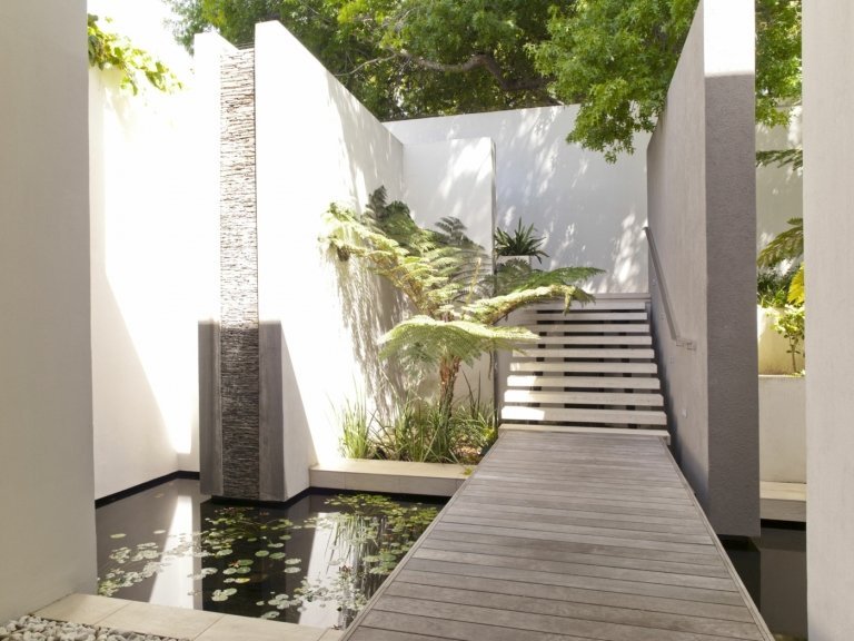 Moderná vonkajšia časť s betónom pre steny a schody