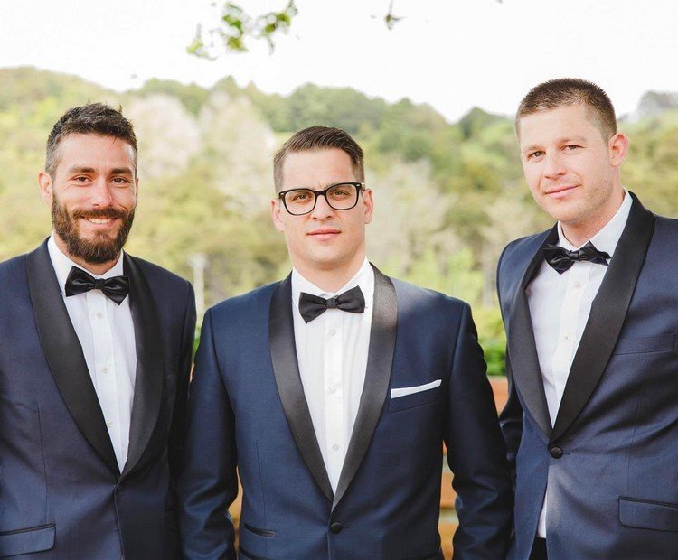 Gélový účes na krátke vlasy vyzerá klasicky ženích-účes-nápady-gél-uhladené-bokom