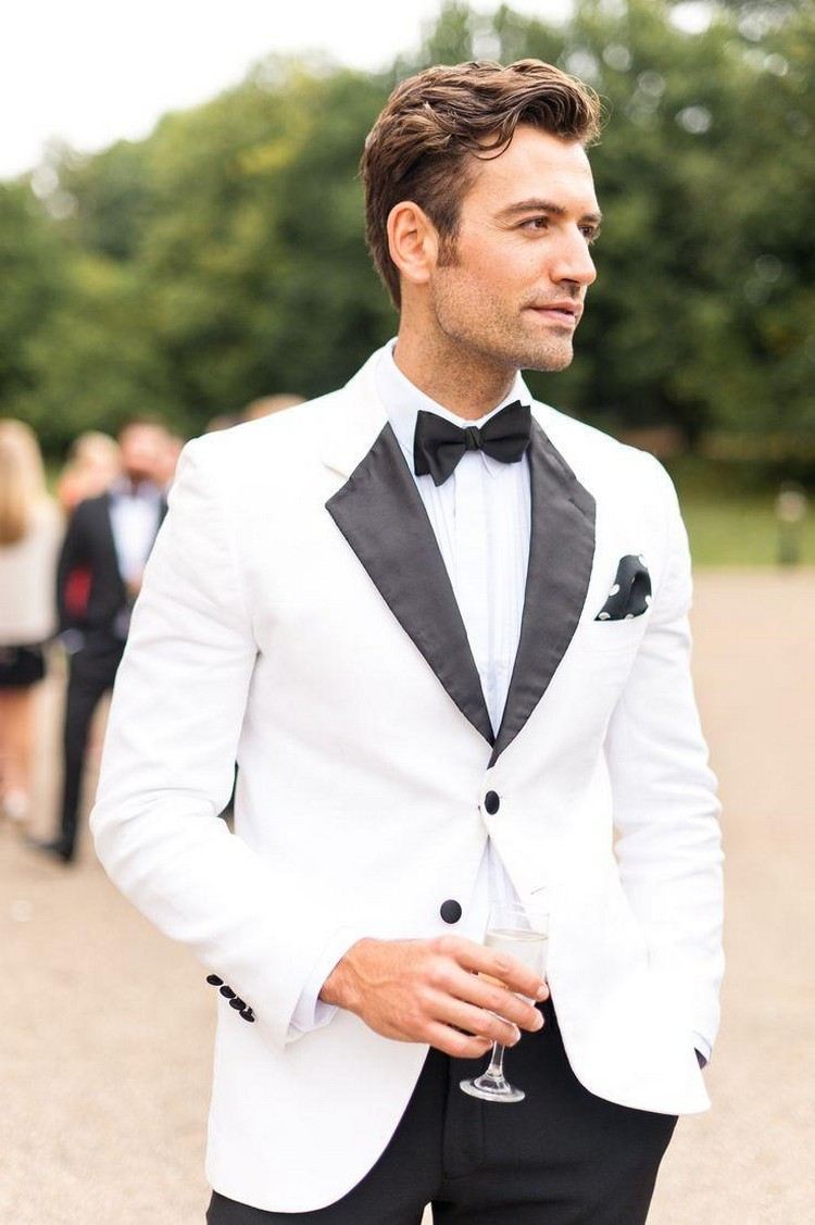 Krátky zostrih s mierne stočenou ofinou, upravený do strany ženích-účes-nápady-mierne-vlnitý-poník-bokom