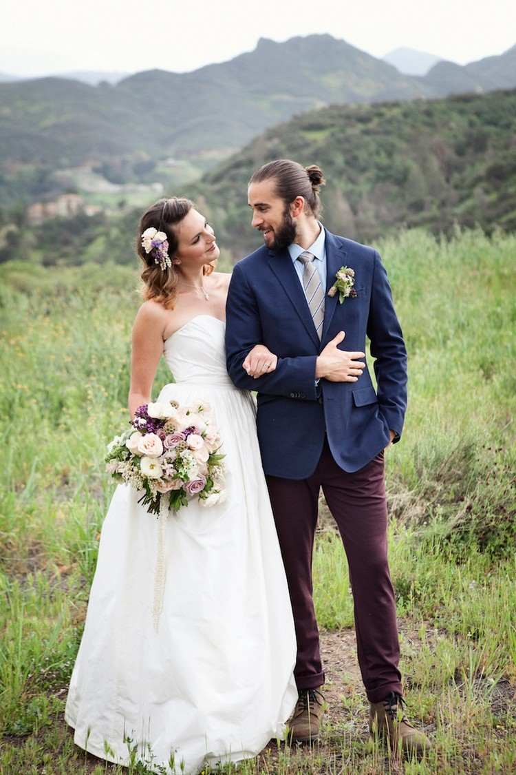 dlhé vlasy v topknot a dlhé fúzy ženích-účes-nápady-dlhé vlasy-vlasy-drdol-zviazaný