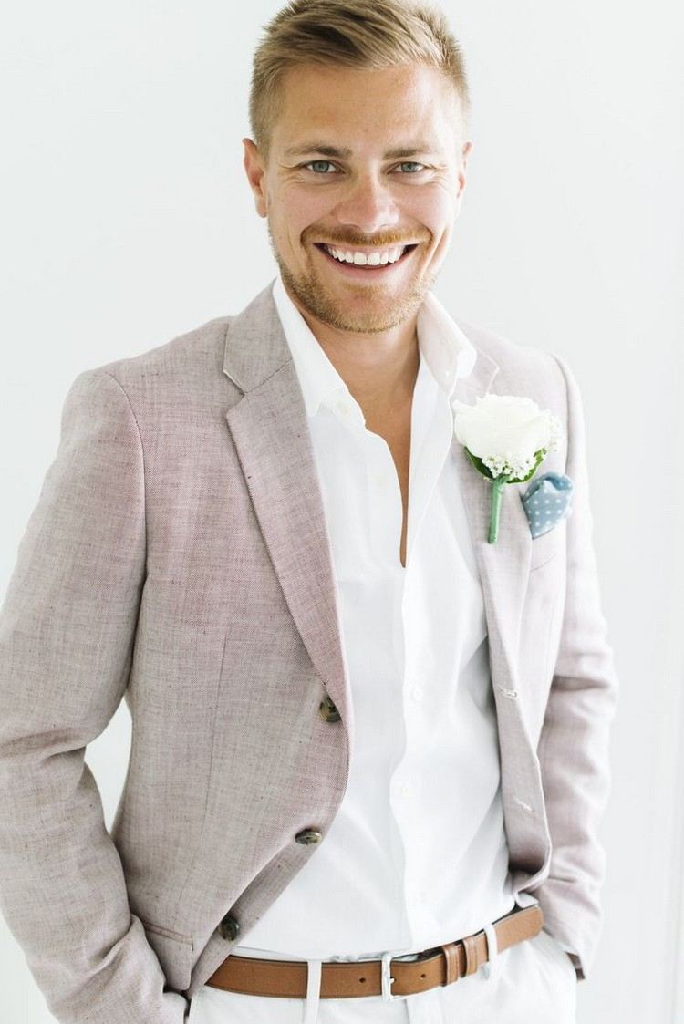 Krátky strih s ofinou v bočnom štýle ženích-účes-nápady-krátke vlasy-blond-vlasy