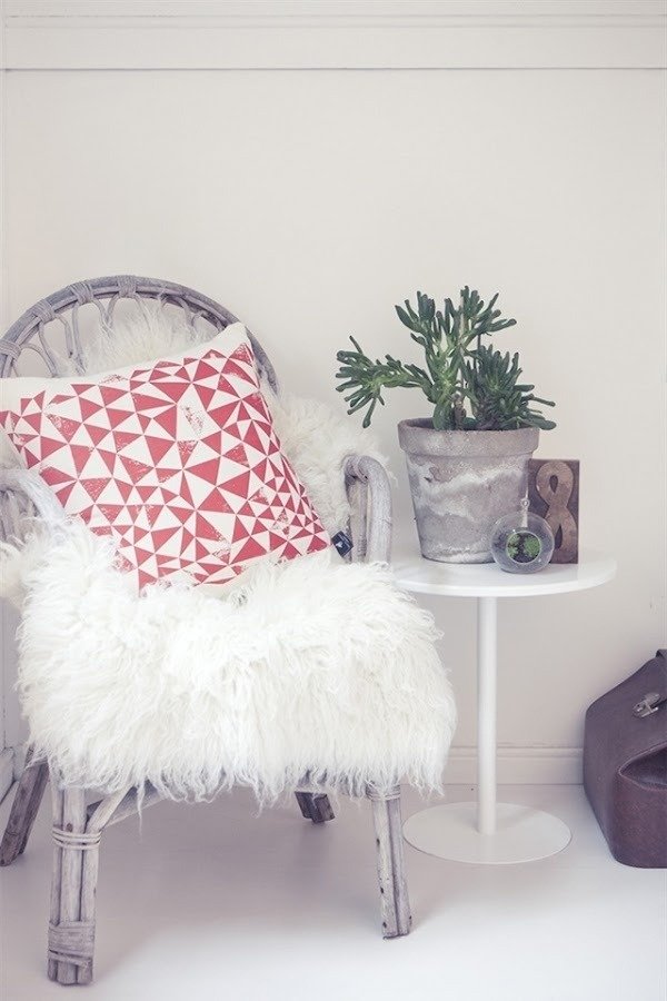 Kožušinová deka biela vonkajšia stolička moderný materiál kombinácia bočného stolíka biely lak