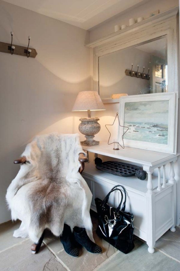 Ošumelá elegantná rustikálna zmes poličky na kreslo do obývačky a kožušinovej deky