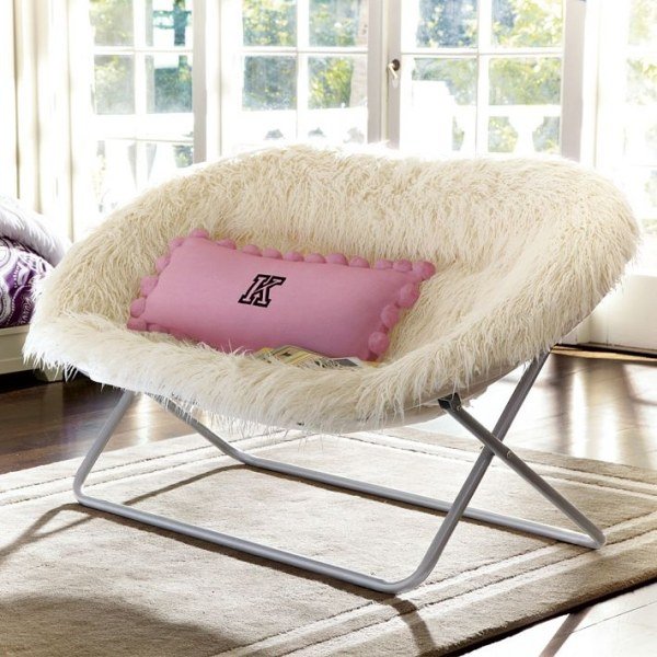 Lehátko kovový rám-biela kožušinová deka-útulné vankúše