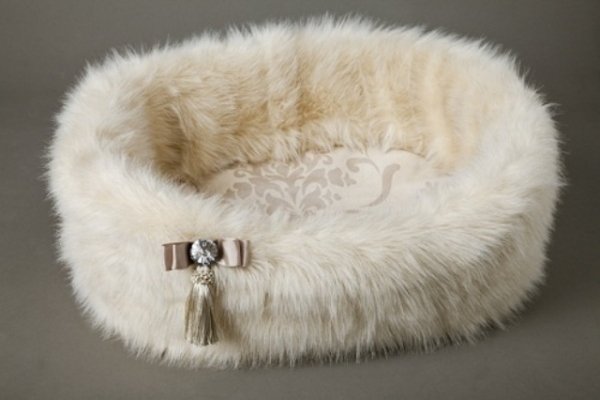 útulný nábytok vyrobený z materiálu-kožušinová dekorácia-obývacia izba-pohovka, tkanina mäkká