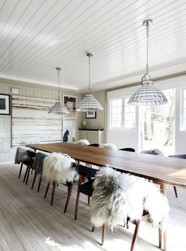 Prívesok do jedálne osvetľuje dizajn nábytku-kožušinové deky-dodáva teplo