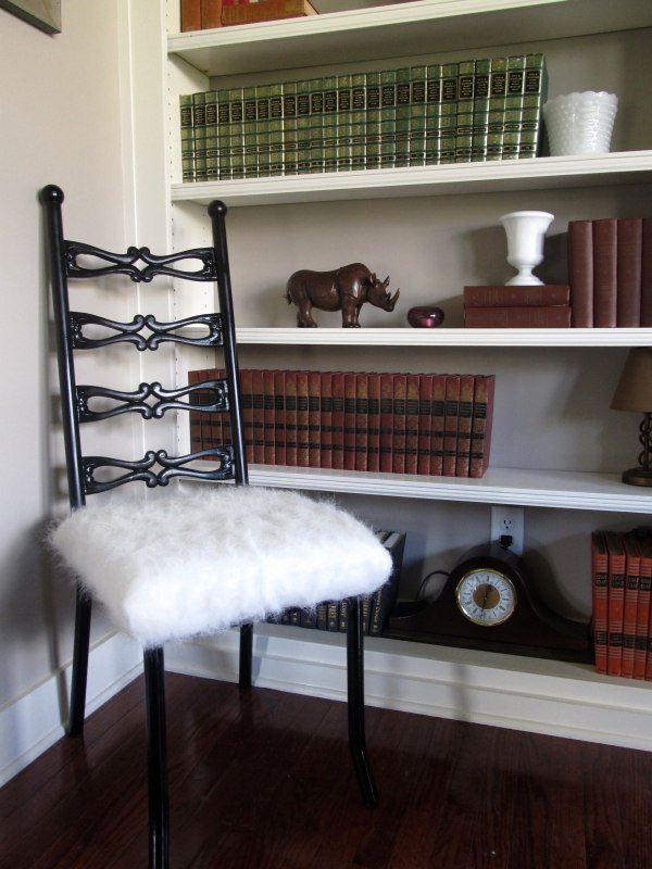 Mäkké čalúnenie sedadiel-biela stolička-drevený lakovaný dizajn, klasický policový systém