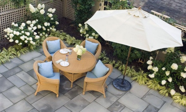 nápady na dizajn dáždnikov modrý čalúnený nábytok z ratanu