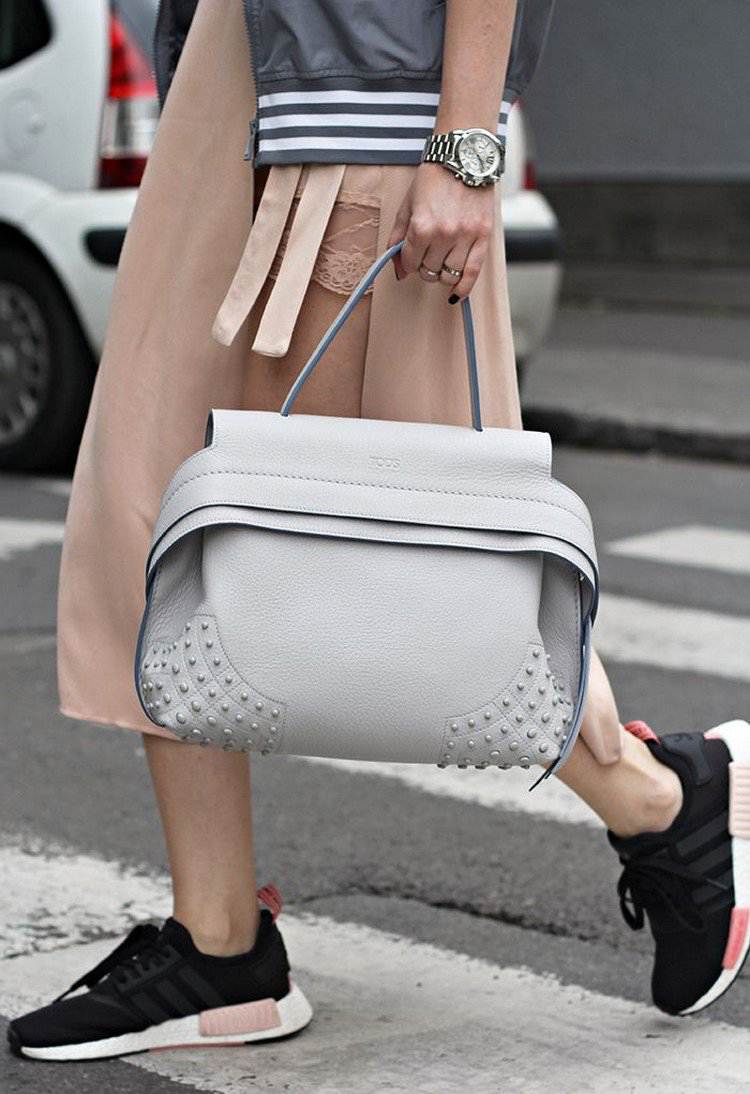 Adidas NMD R1 čierna prášková ružová kombinovaná s midi sukňou