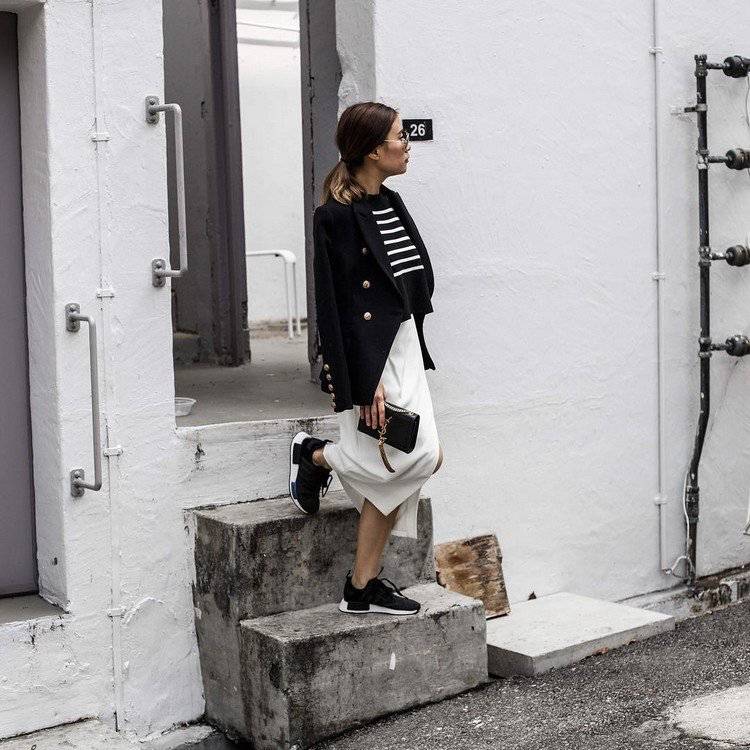 Adidas NMD čierna v kombinácii so sukňou a sakom