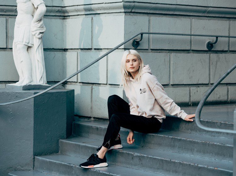 Dámske čierne žuvacie pulóverové nohavice Adidas NMD R1