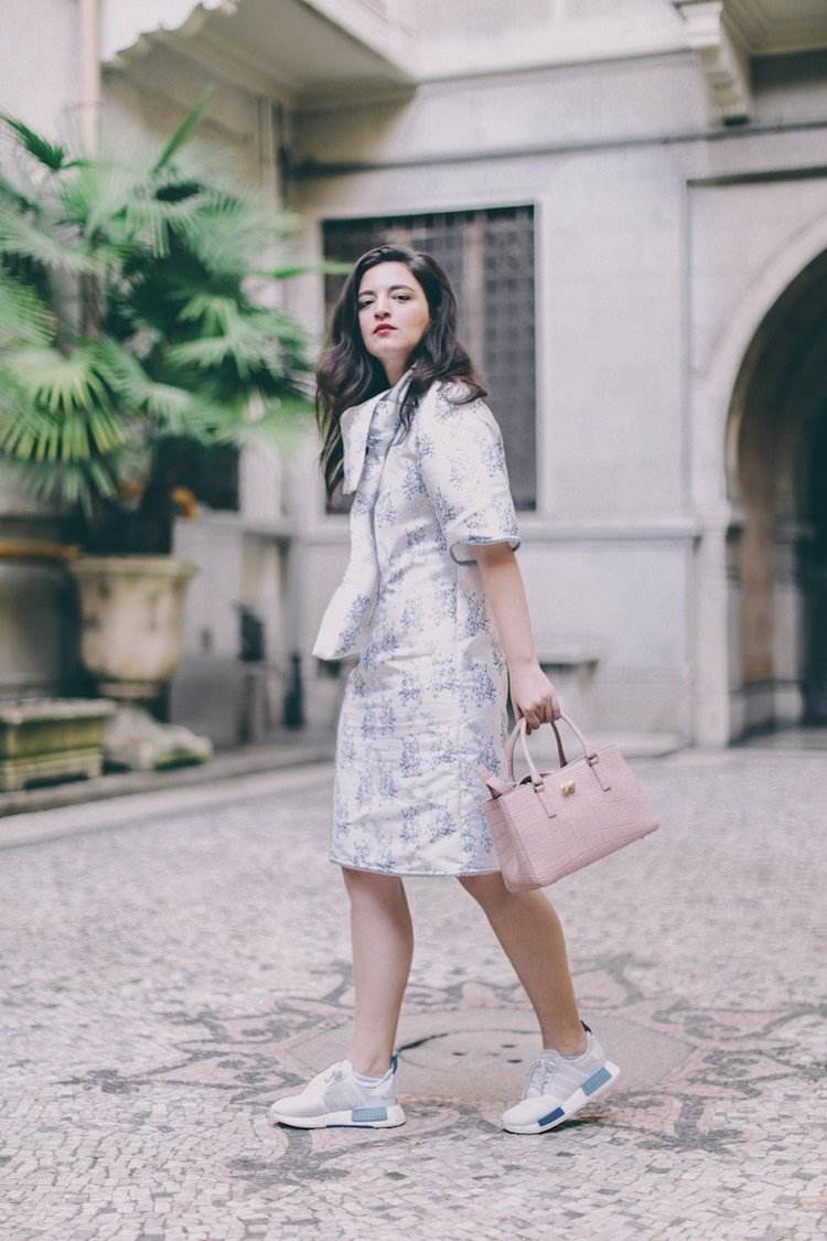 Outfit jarné letné šaty teniska Adidas biela modrá