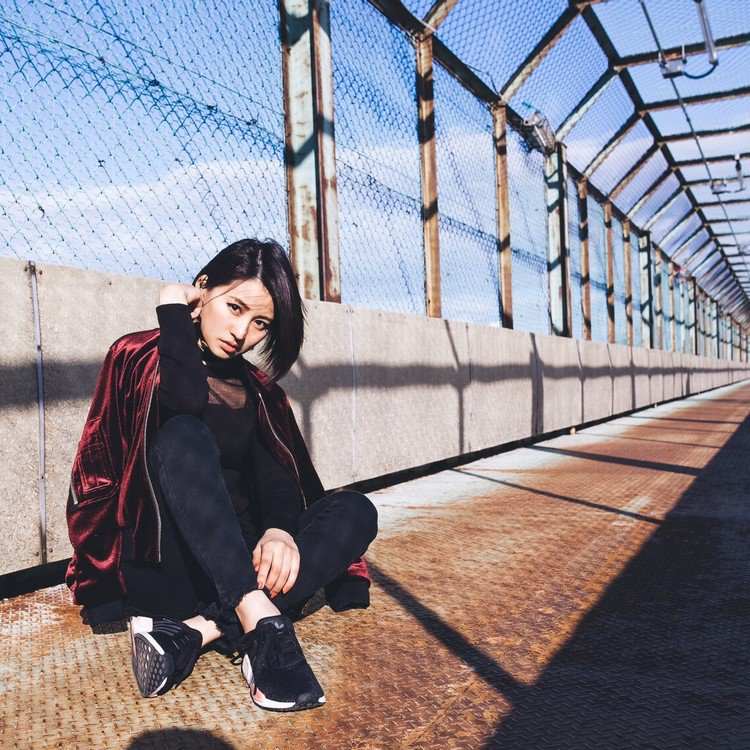 Dámske čierne rifle Adidas NMD z červených zamatov