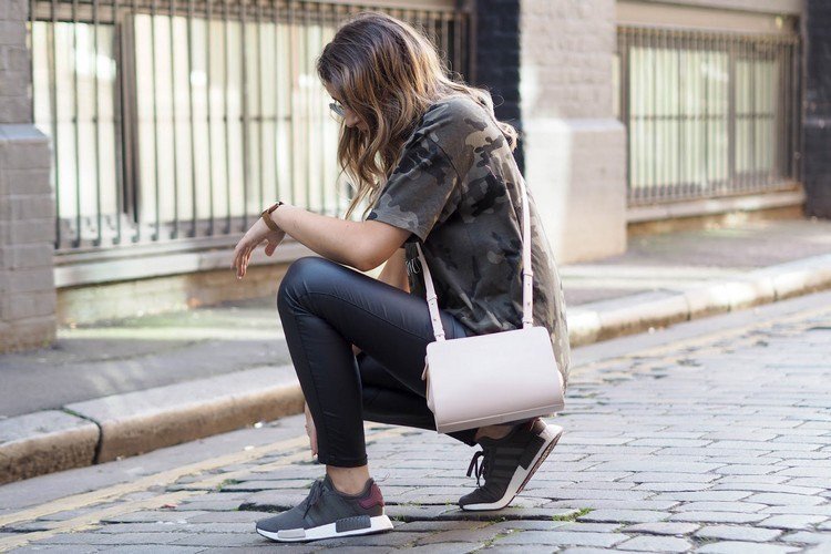 Tričko Adidas NMD sivej farby s koženým vzhľadom