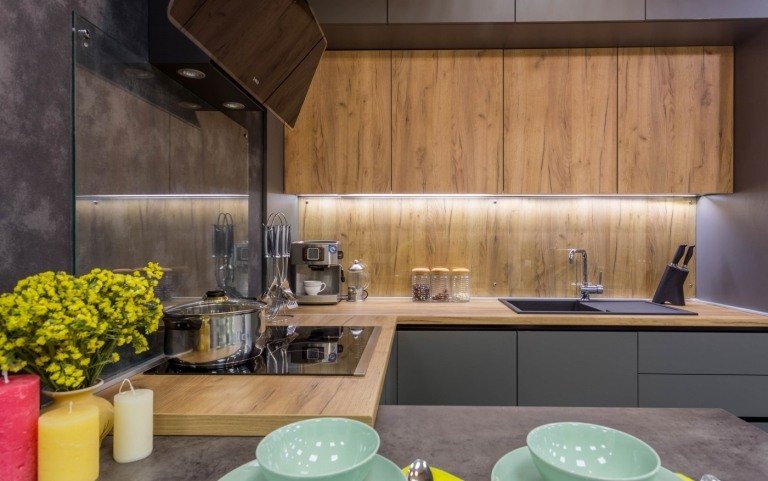 kuchynské sivé drevo matné antracitové čelá kombinované s drevenou pracovnou doskou