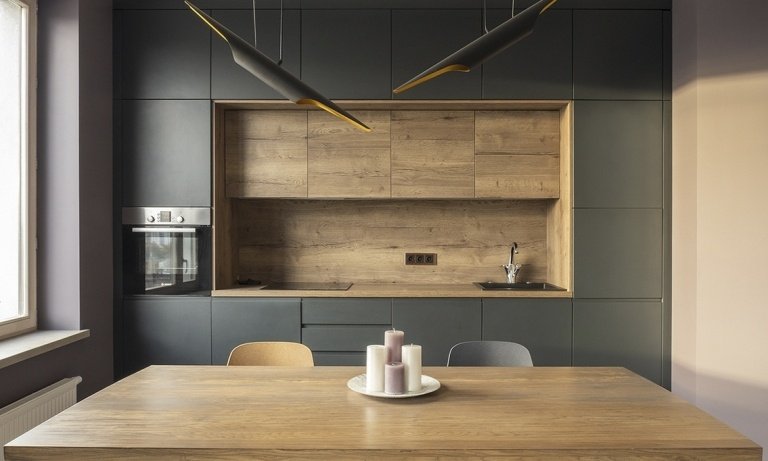 kuchyňa antracitové drevo - kombinácia dubu a matnej šedej