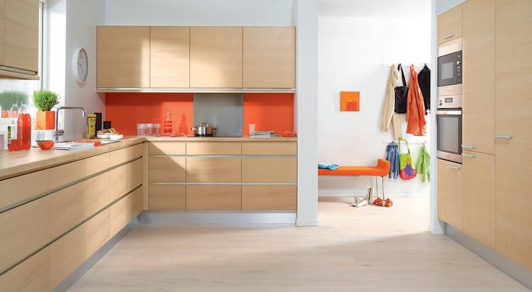 moderné-kuchyne-dub-bezúchytkové-červené-ochrana proti striekajúcej vode-biela-farba na stenu