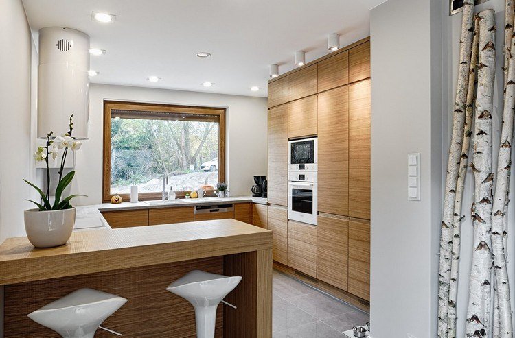 moderné-kuchyne-dub-fronty-biela-pultová-stena-farba