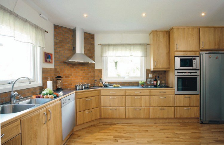 moderné-kuchyne-dub-čela-zadná stena-tehlový vzhľad