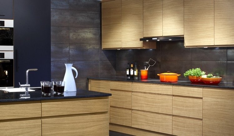 moderné-kuchyne-dub-čelá-bezúchytkové-kachle-kovový vzhľad
