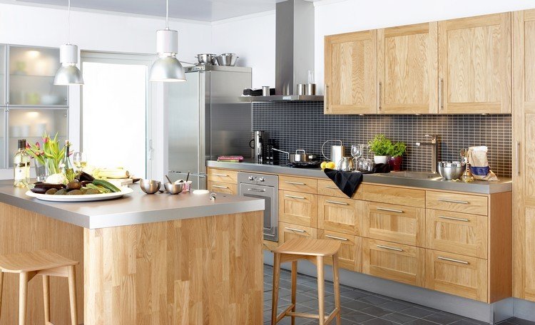 Moderné kuchyne v prevedení dub-nerezová pracovná doska-zrkadlo s čiernymi kachľami