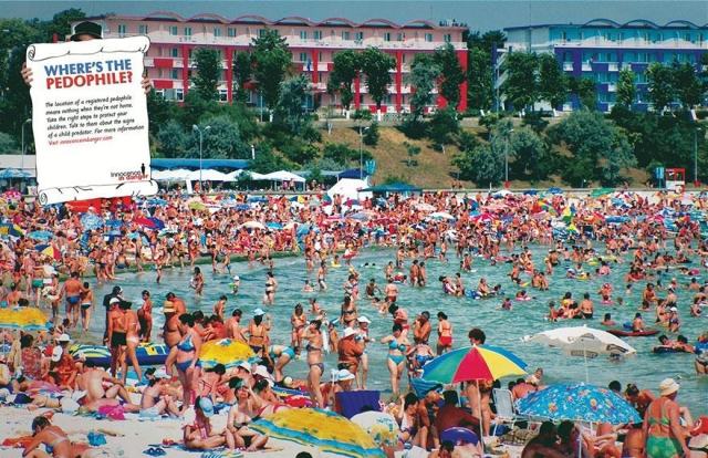 Ľudia na dovolenke na pláži proti pedofílii