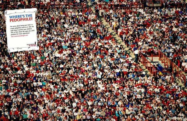 Fanúšikovia na štadióne proti skrytej pedofílii