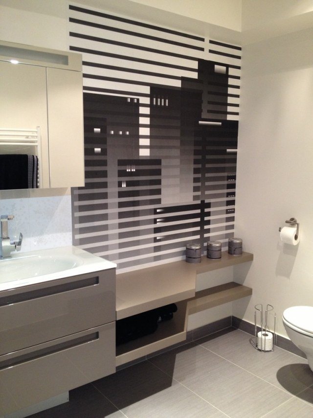 malé-kúpeľňové-nápady-nábytok-police-nástenné-dekorácie-panoráma mesta-siluety