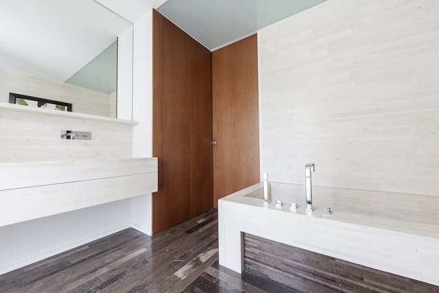 kúpeľňa-obrázky-sivá-stena-obklady-vaňa-tmavá-podlaha-dlažba-drevené-dvere