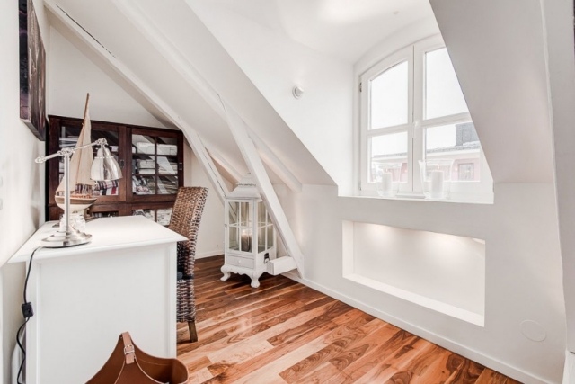 Byt so šikmou strechou, zariadenie miestnosti, pracovný priestor, svetlý stôl, ergonomický tvar Apartmán so šikmou strechou Ergonomický stôl s dizajnom pracovného priestoru