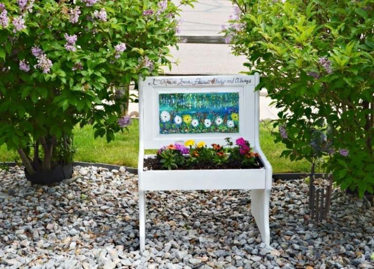 Kreatívne-záhradné nápady-záhradná dekorácia-toaletný stolík-upcyklovanie-maľovanie