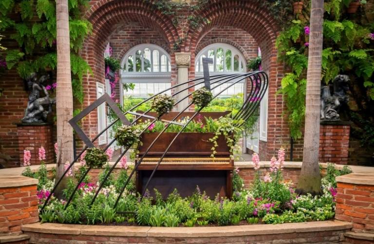 Kreatívne-záhradné nápady-klavír-výsadba-kvetov-akcent