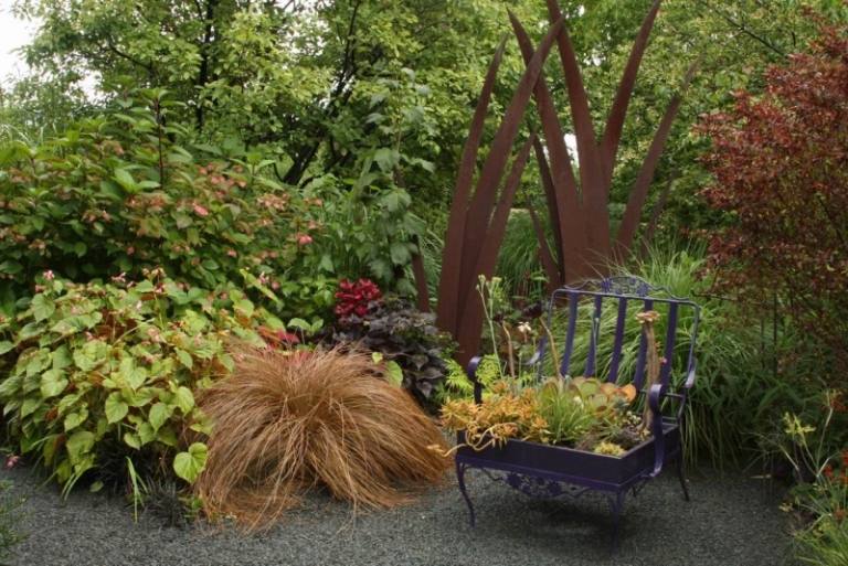 Výsadba-kreatívna-záhradná-nápady-stará-záhradná lavička