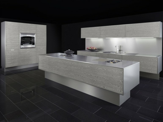 strieborná-kuchynský-nábytok-čierna-podlaha