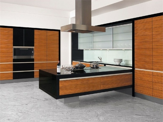 kontrast-čierno-hnedá-kuchyňa