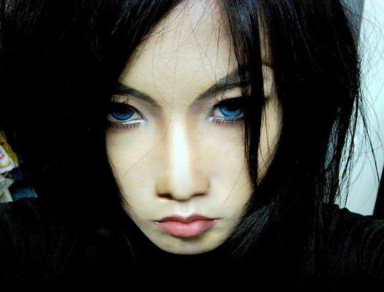 bledá farba vlasov a hlavne modré oči halloween-make-up-tipy-kostým-nápady-líčenie-kreatívne