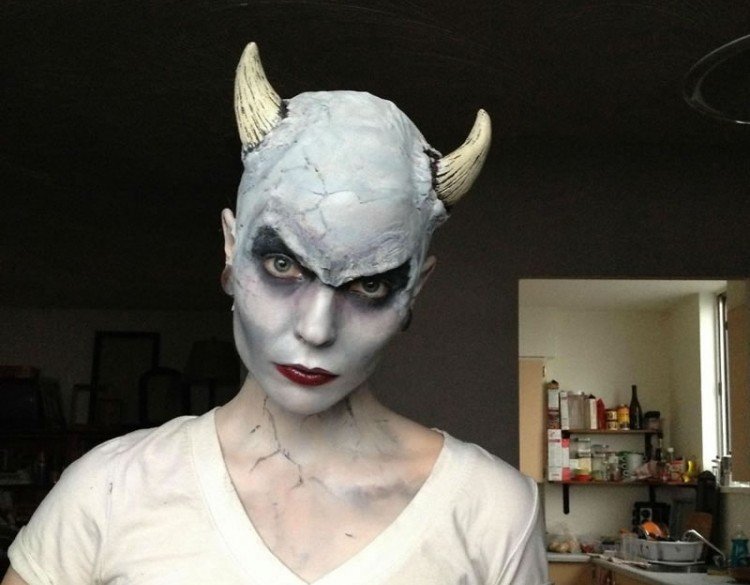 žena sa môže javiť aj ako hrozný diabol halloween-make-up-tipy-kostým-nápady-čert-žena-nápad