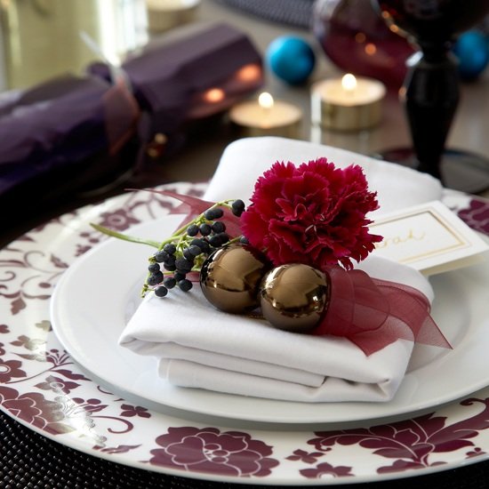 deco vianočný stôl tanier stromové gule červený klinček fialový dekoratívne nápady vianočný stôl tanier stromové gule červený klinček fialový