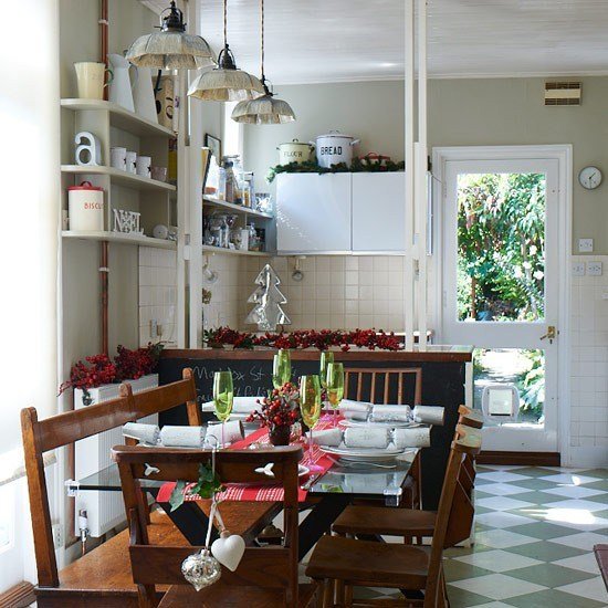 deco vianočný stôl vidiecky dom zelené okuliare červený stolík nápady na vianočný stôl vidiecky dom zelené okuliare červené stoly