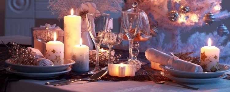 Očarujúci nápad na dekoráciu v striebornej farbe nápady na dekoráciu vianočného stolu strieborné elegantné glamour sviečky poháre na víno