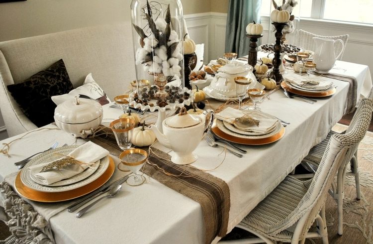 Vintage nápad v bielej farbe s béžovými a zlatými akcentmi nápady na dekoráciu vianočného stolu, elegantný bavlnený prízvuk z bieleho zlata, vintage