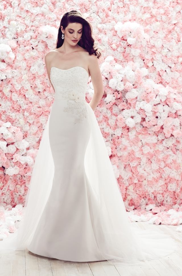 zdôraznené-dekolt-krásne-hip-krivka-svadobné-šaty-mikaella